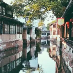 勾践曾献给夫差2位美女,另一位美过西施,最后死的很可惜