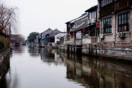哈尔滨小哥招待南方游客后收到两大箱特产,感动落泪